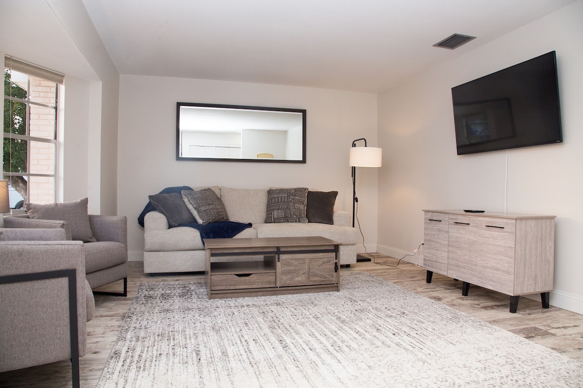 Top Airbnb: The T and C Club in Town 'N' Country