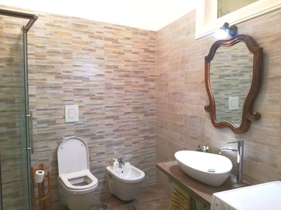 Bagno condiviso con doccia e lavatrice-asciugatrice