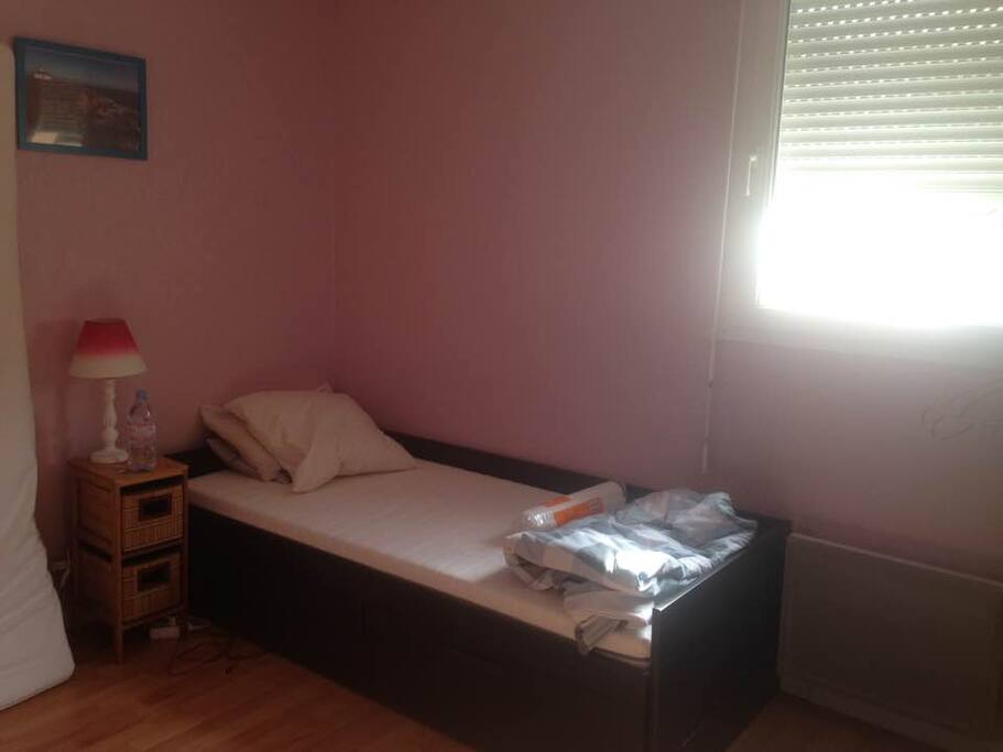 Le lit devient double avec un tiroir (2 matelas de 80cm placés à la même hauteur).