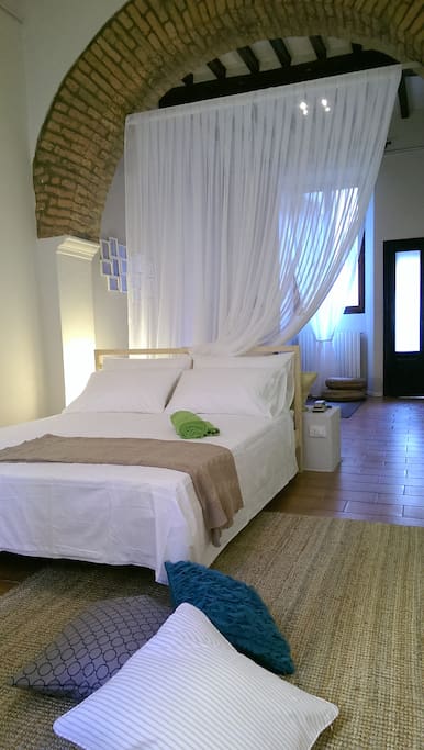 letto matrimoniale sotto l'arco