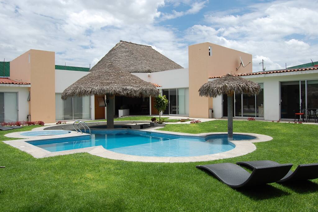 Vista de la alberca, tiene palapa también en chapoteadero