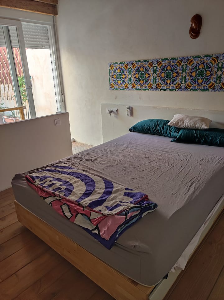 Hlavná izba, loft domu s výhľadom na malú kúpeľňu a terasu