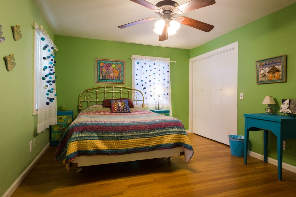 1st Bedroom Queen Size Bed