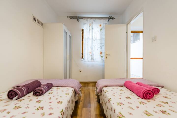 Dormitorio, las camas se pueden convertir en dos individuales o en una cama doble (siguiente foto)