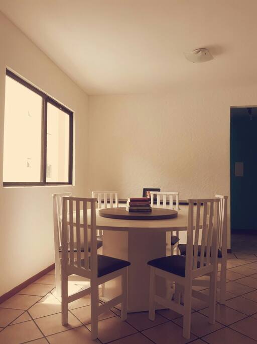 Mesa de jantar disponível para fazer suas refeições