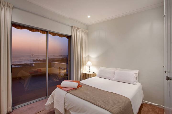 Atlanta 2 bed Balie Bay Camps Bay Cape Town gallery image 4