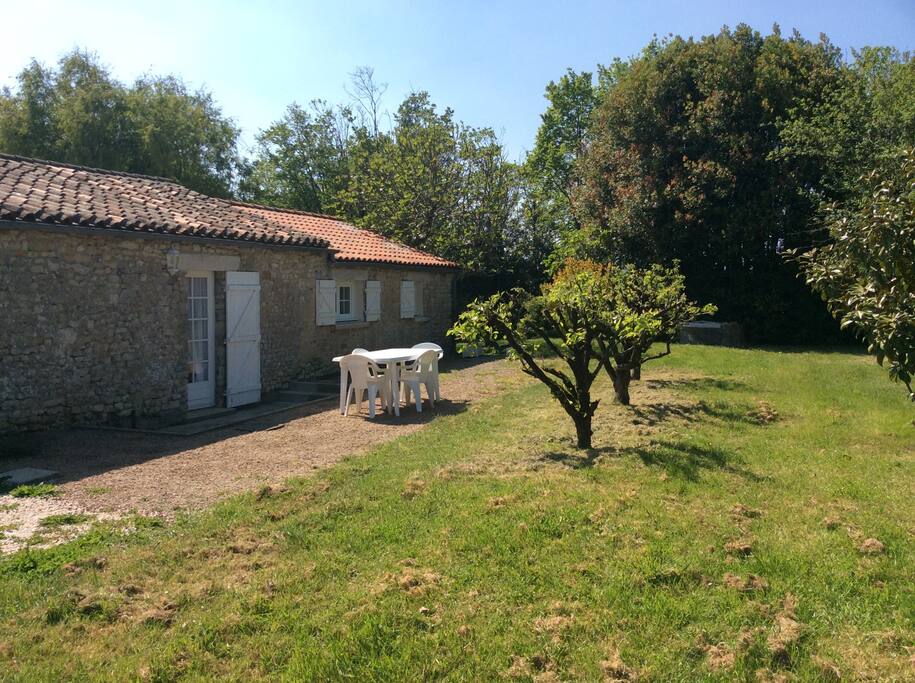 Devant la maison avec terrasse et salon de jardin privatif