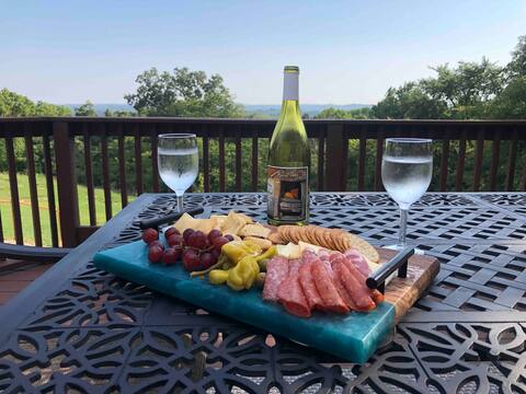 Wine trail, views, hot tub, pool…