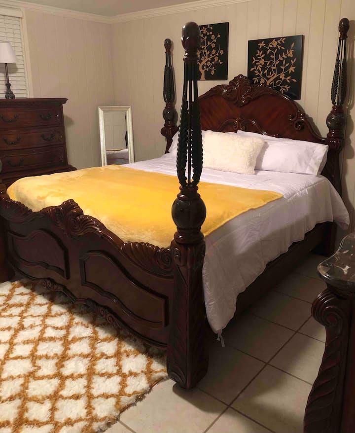 El dormitorio uno cuenta con una cómoda cama tamaño king y un televisor inteligente. 