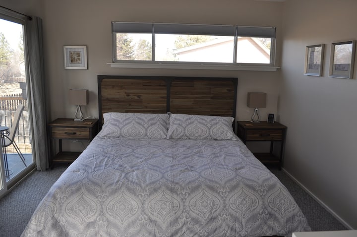 Dhoma e gjumit 2: Krevat i rehatshëm dopio "king" në dhomën kryesore të gjumit (2 fjetje)