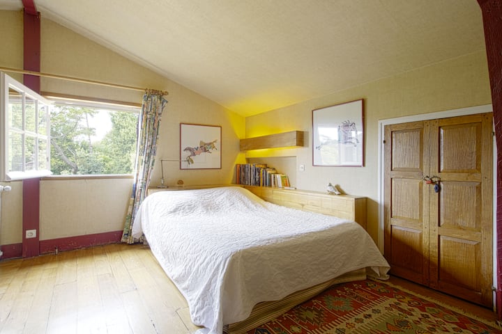 3号卧室「红色」，配备140 x 200床和一体化卫生间，可欣赏花园景观。