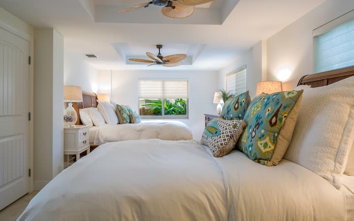 Guest Bedroom with ensuite and 2 Queen Beds