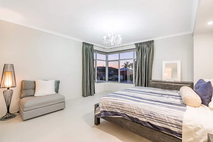 Modern Spacious 3 Bed 2 Bath w River Views