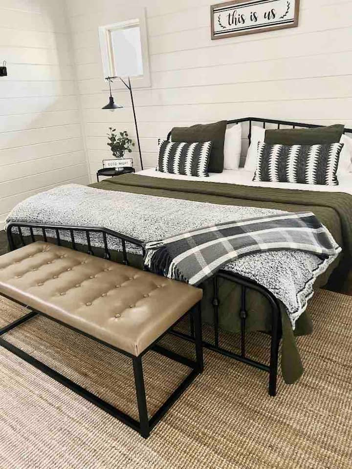 เตียงคิงไซส์พร้อมผ้าปูที่นอนและเครื่องนอนหรูหรา