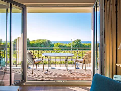 Dream apartment, direct 180-degree sea view, pool, sauna