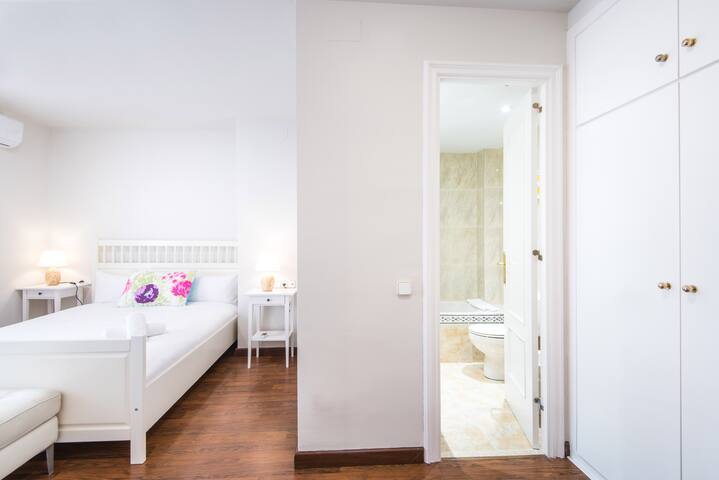 Plaza Catalunya Nice and Comfy 3.2 gallery image 3