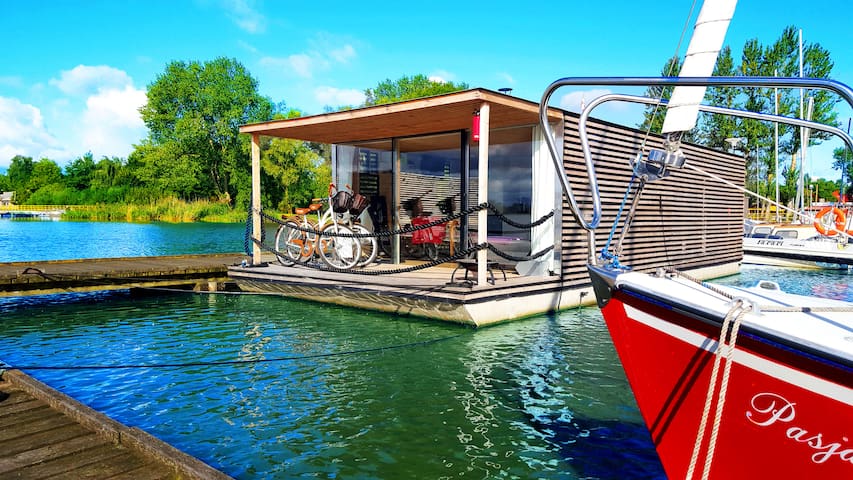 Houseboat with 3 bedrooms, fireplace and terrace