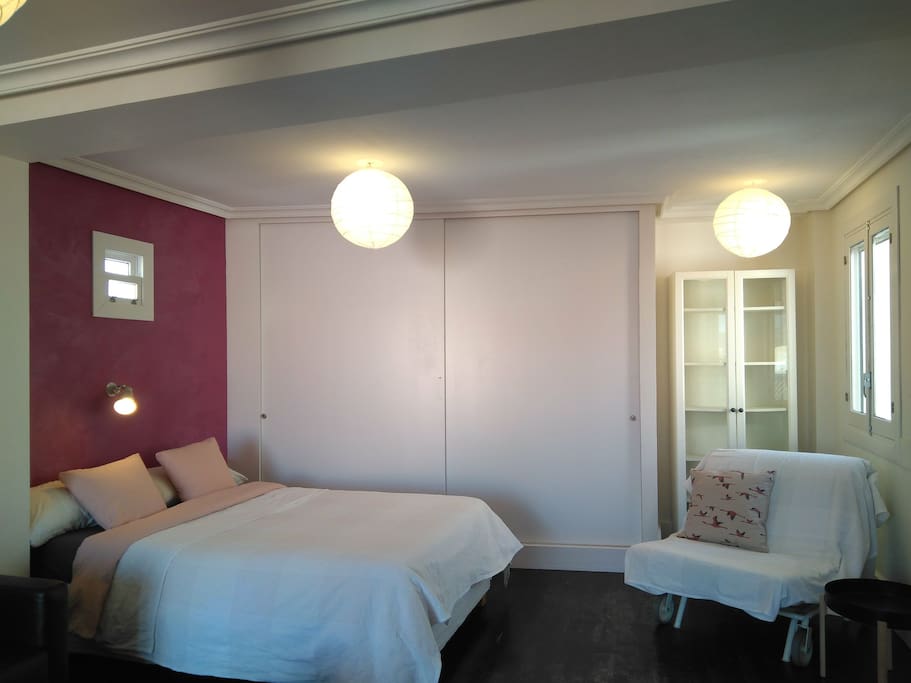 Zona dormitorio. Cama de 1,40m. y sofá cama de 80cm.