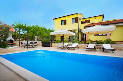 Popular Airbnb listing: Apartment Mateo with pool in Brčići