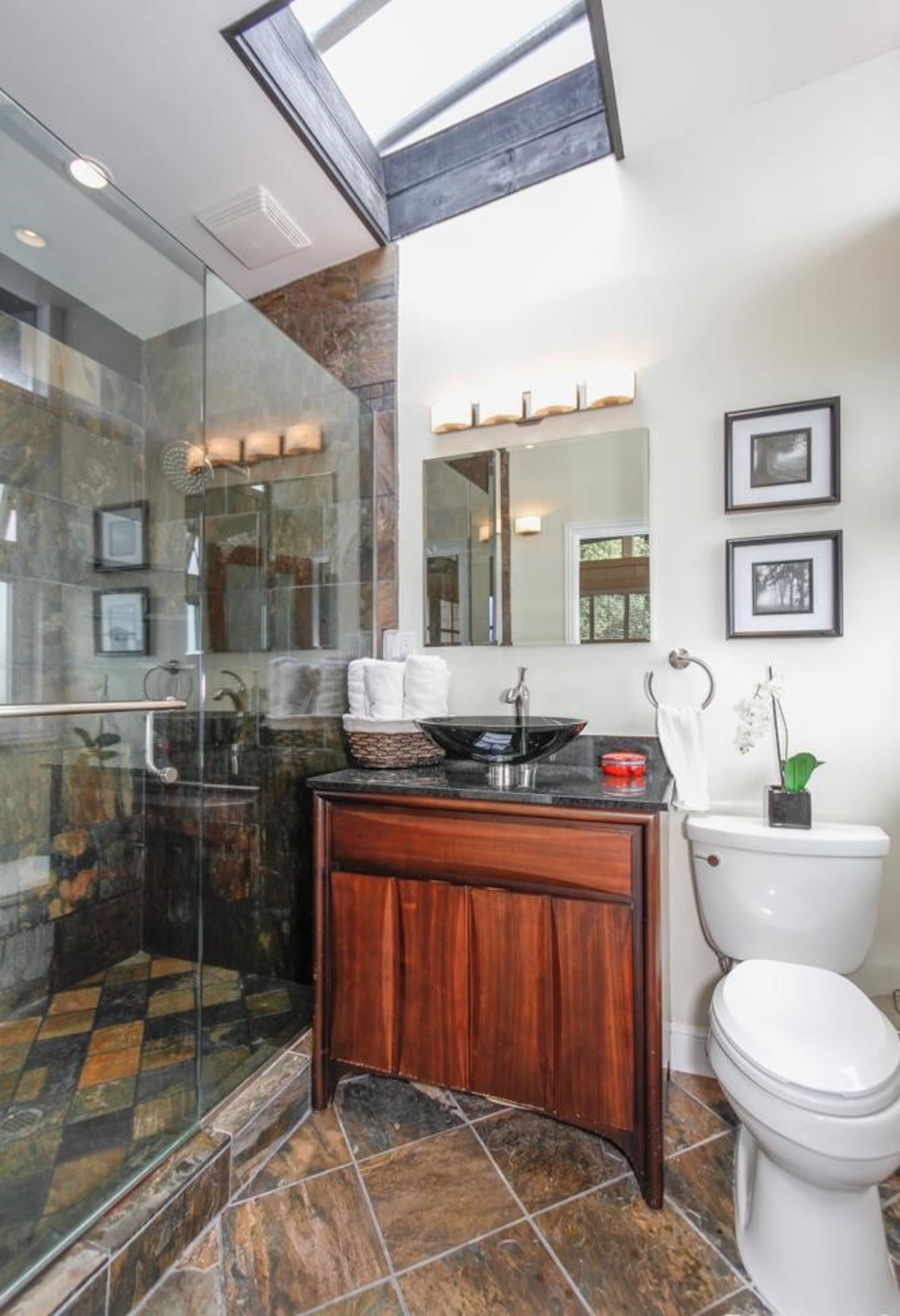 Home in San Francisco · ★4.93 · 2 bedrooms · 2 beds · 2 baths - Image 22
