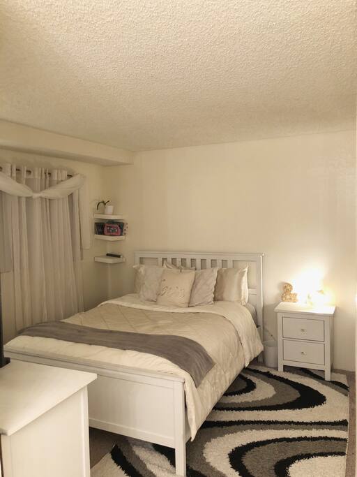 Bedroom (queen mattress)