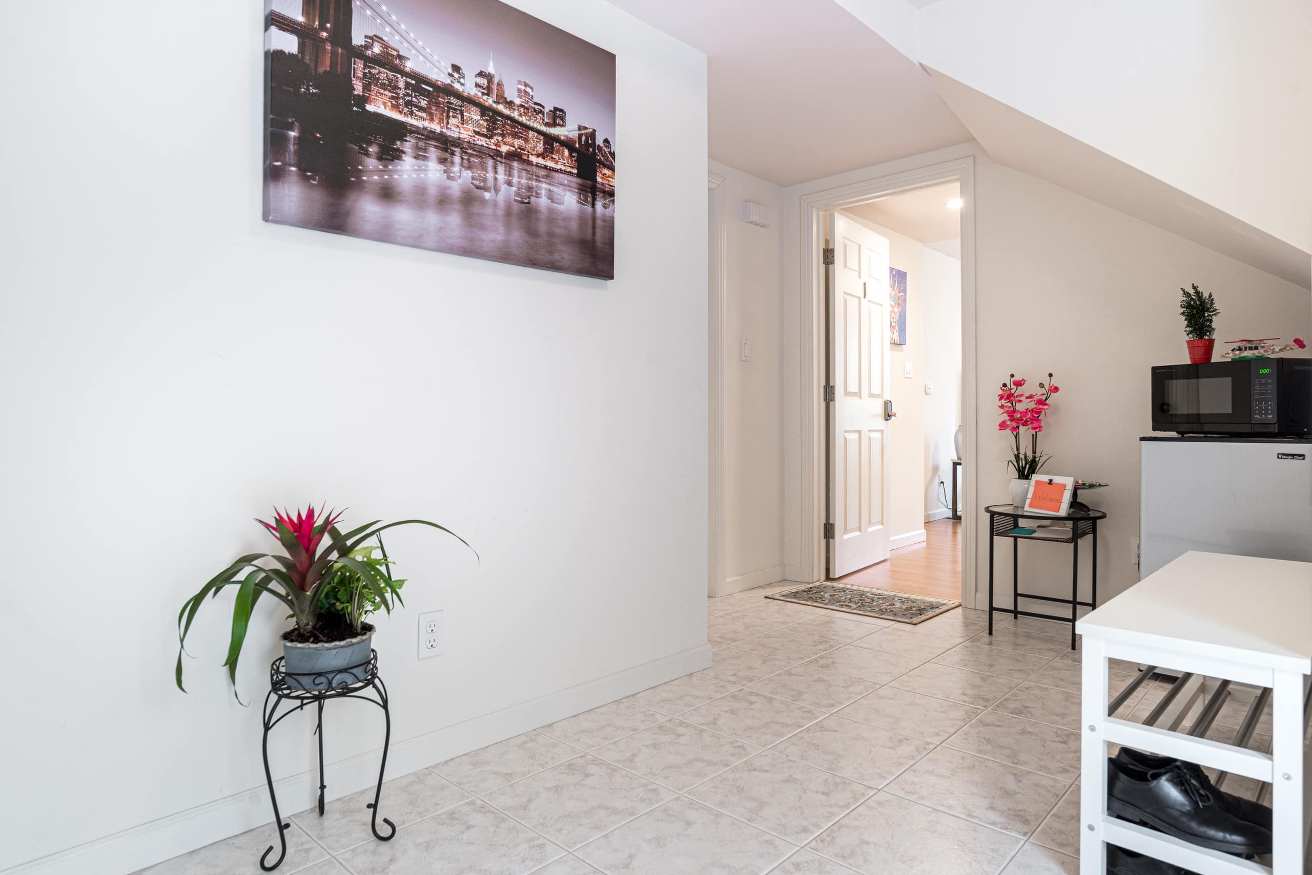 Relaxed 3B/2Ba Home with Private Parking - Image 11