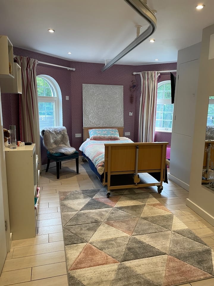 חדר שינה יחיד, נכה - ידידותי עם מנוף.