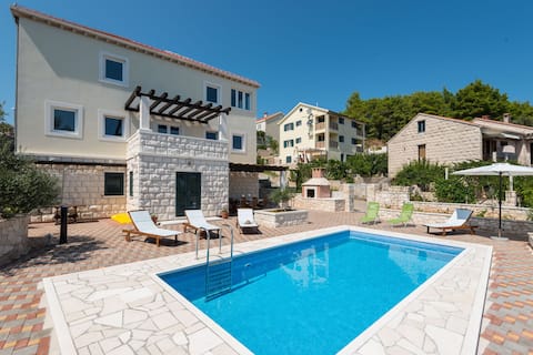 villa Sandra with pool