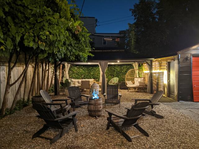 Downtown 5-Star 3-bdrm – BBQ – Backyard & Parking gallery image 2