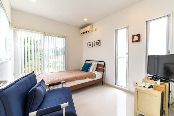 1楼洋室（ 2 ）张。半双人床和1张沙发床。