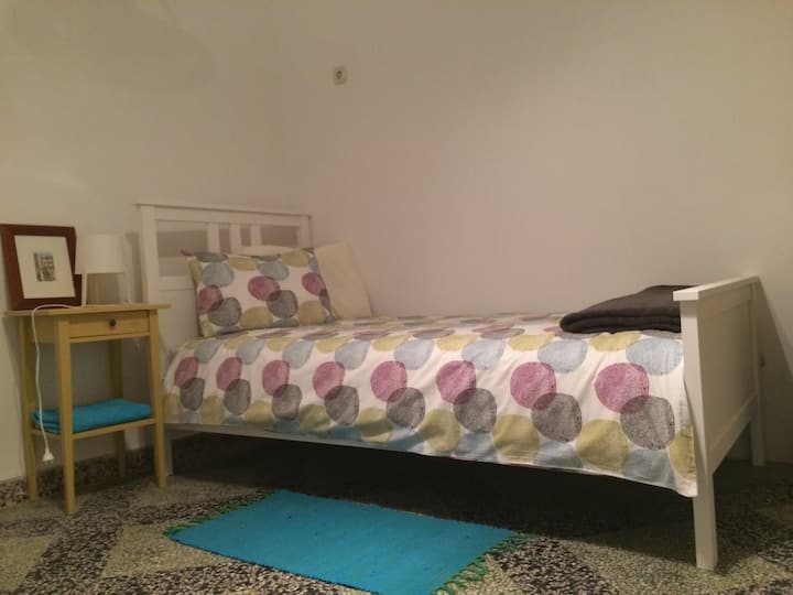 第二间卧室配有单人床，配有延伸单人床，共有3张床。