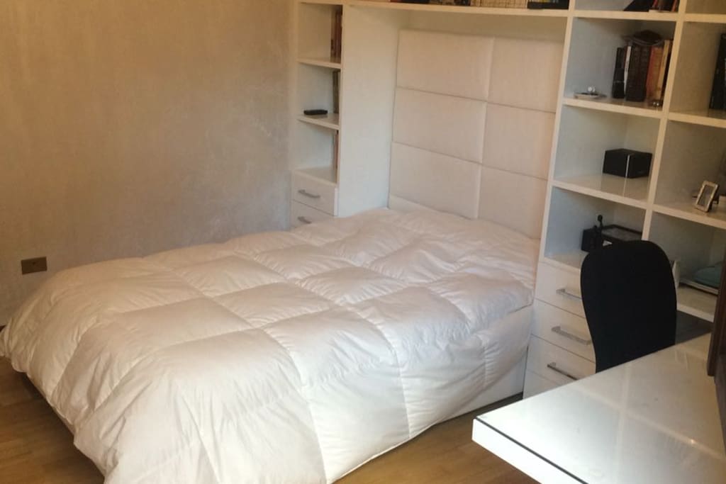 Camera spaziosa e luminosa con letto matrimoniale
