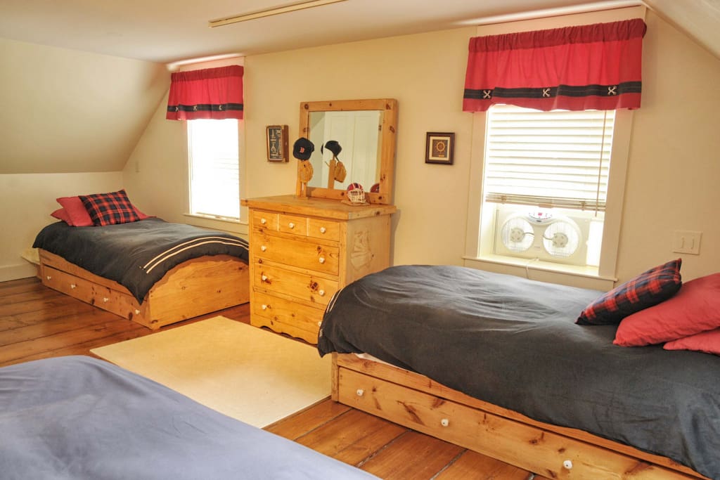 Bedroom - 1 Queen and 2 singles. Sleeps 6