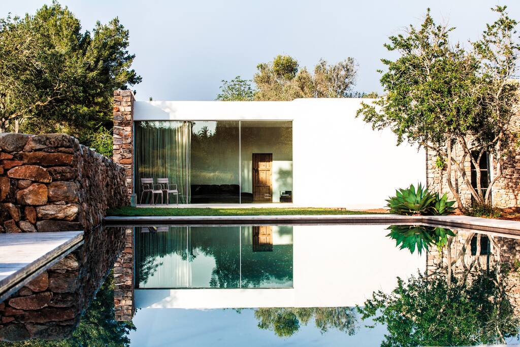 Fachada with pool views