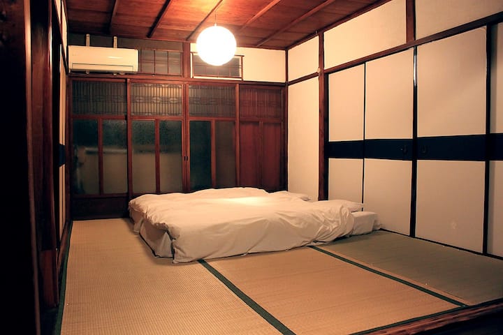 1st Floor Summer - Bed room(10.92㎡ /6畳) is up to 3 beds (Futon). In addition there are closet room (8.19㎡/4.5畳) and porches, garden, corridors, back yard, kitchen, dining room.