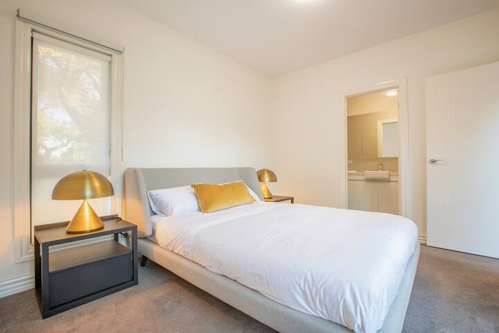 Hug: Peaceful and Spacious Modern Chadstone House gallery image 4