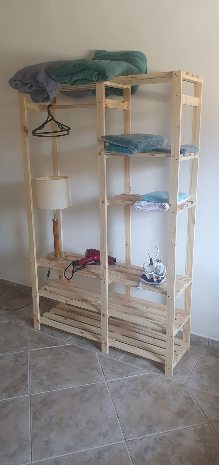Detalles del dormitorio 3.
Ponemos a disposición: -
Arara para acomodar mejor tus artículos de viaje.
- mantas individuales
- Mesa doble:
2 almohadas.
- Plancha de planchado
- Secador de pelo
-2 toallas corporales
- toallas en el marco y en el piso. 