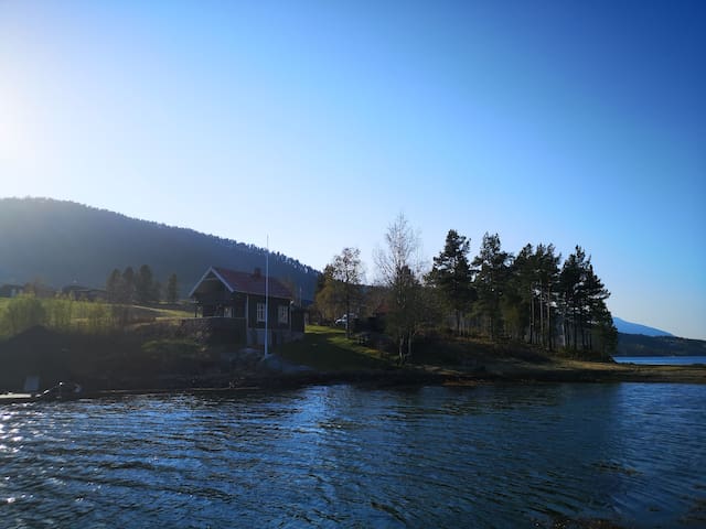 Huskestua - sjarmerende, eldre hytte ved sjøen.