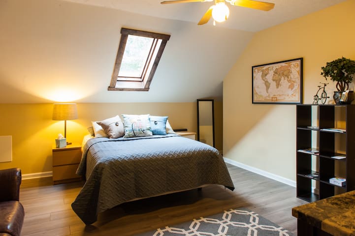 Spacious guest room, kitchen, bath in Tremont