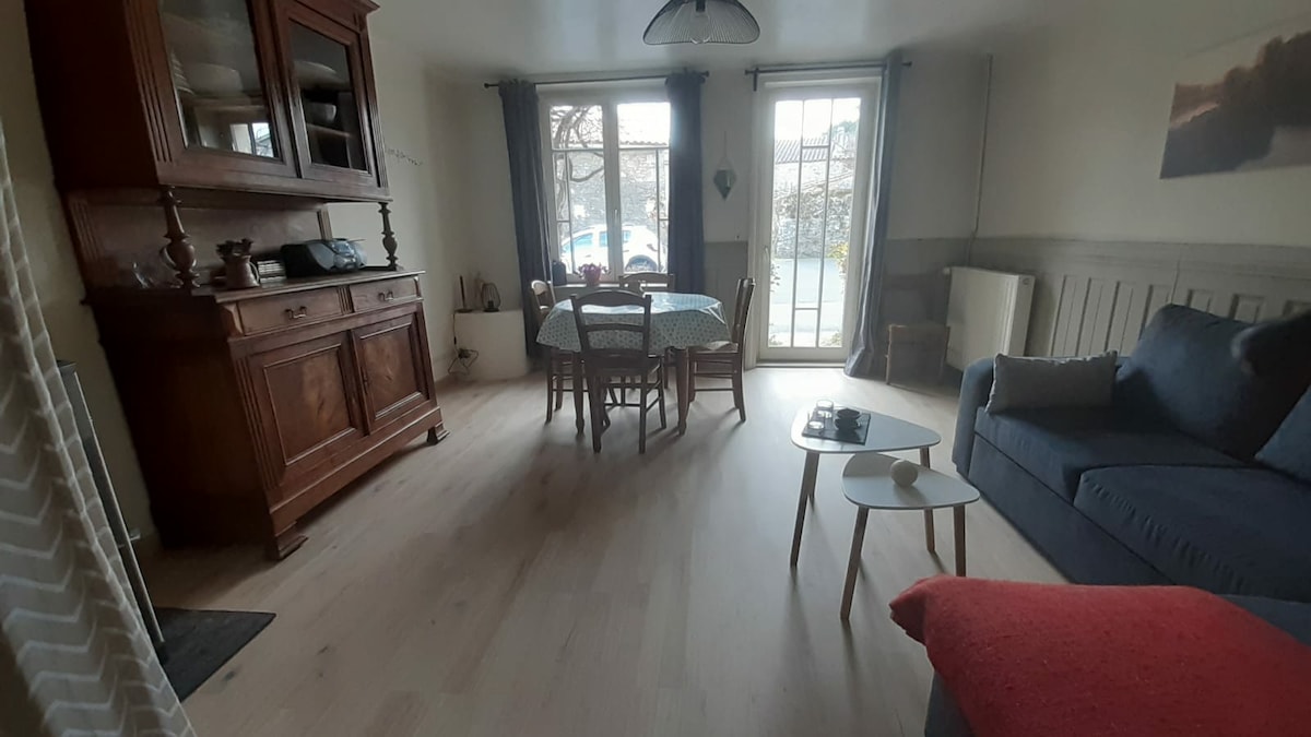 Sala de estar con sofá esquinero convertible 