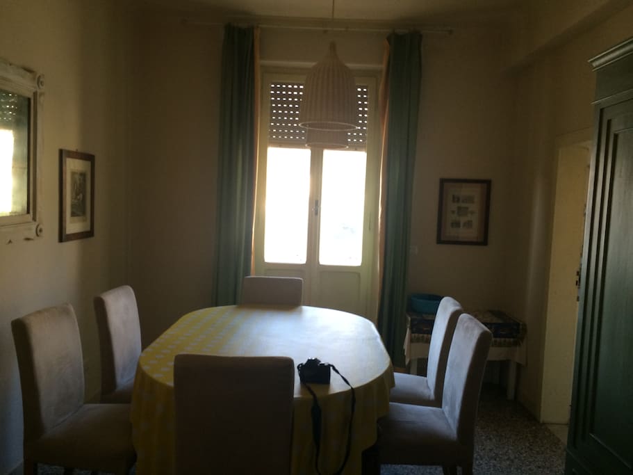 Dining room. West side