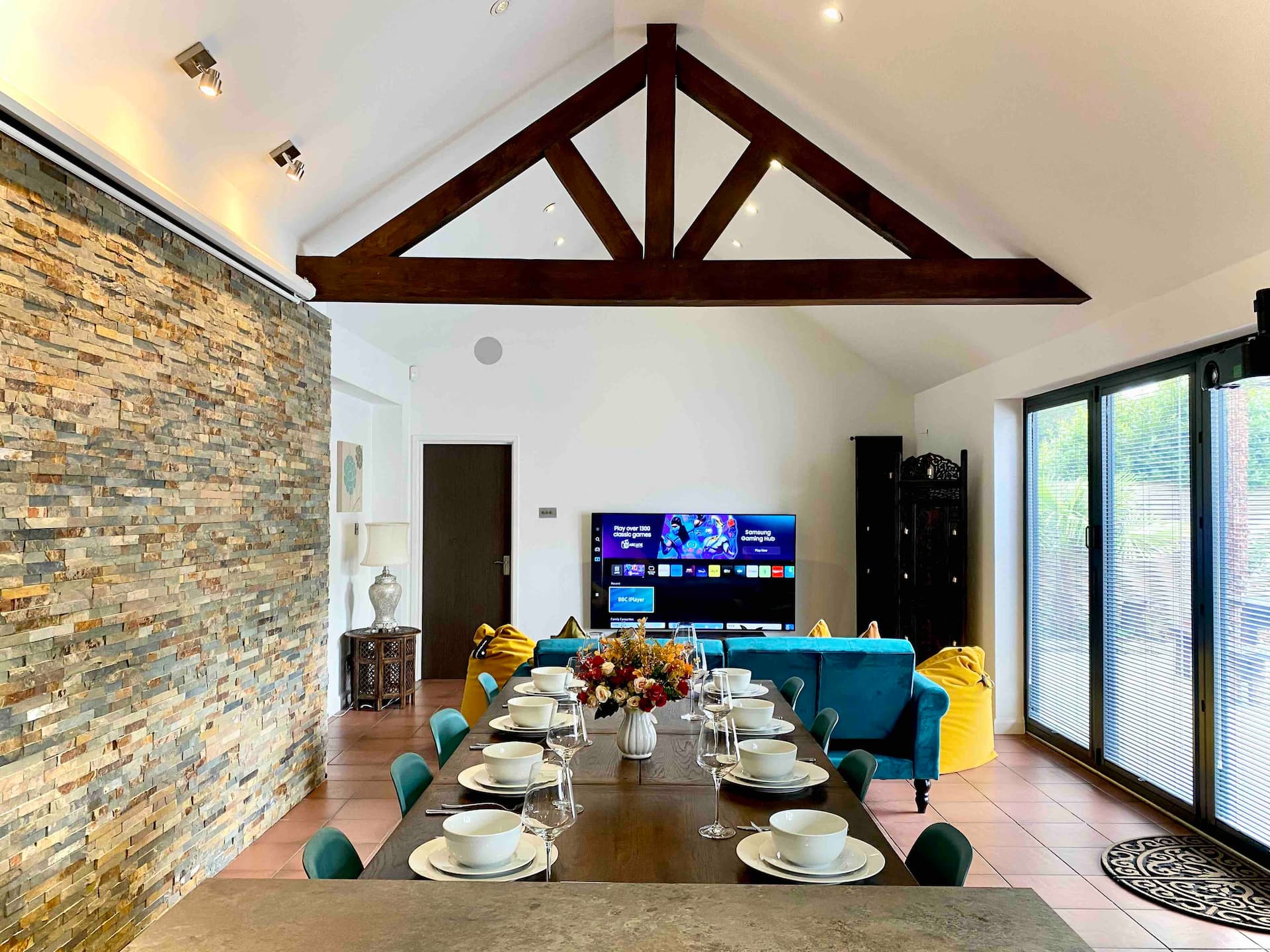 6 Bedroom Bungalow Ascot Racecourse 75” TV