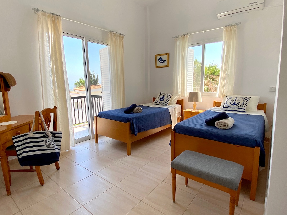 luminoso dormitorio doble con dos camas individuales y acceso al balcón con vistas al mar (dormitorio 2 con 2 camas individuales y acceso al balcón con vistas al mar)