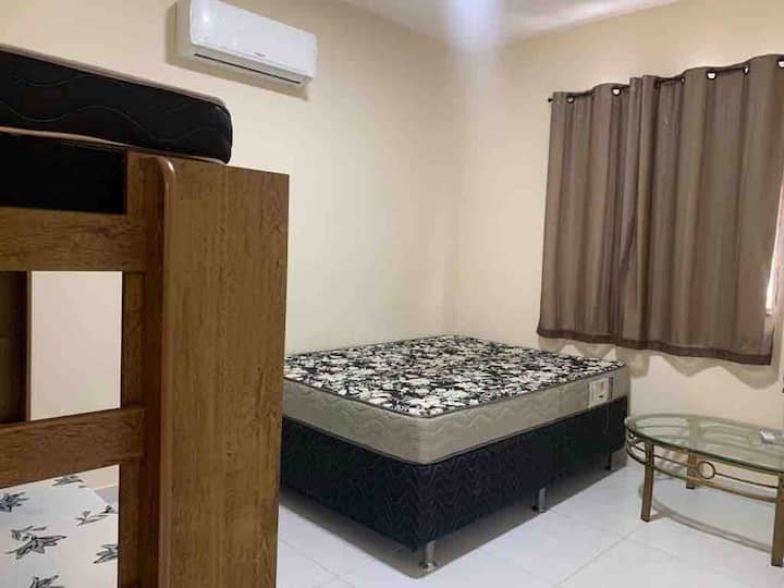 Chumba cha 2
kilicho na kitanda cha ghorofa na kisanduku cha kiyoyozi mara mbili
