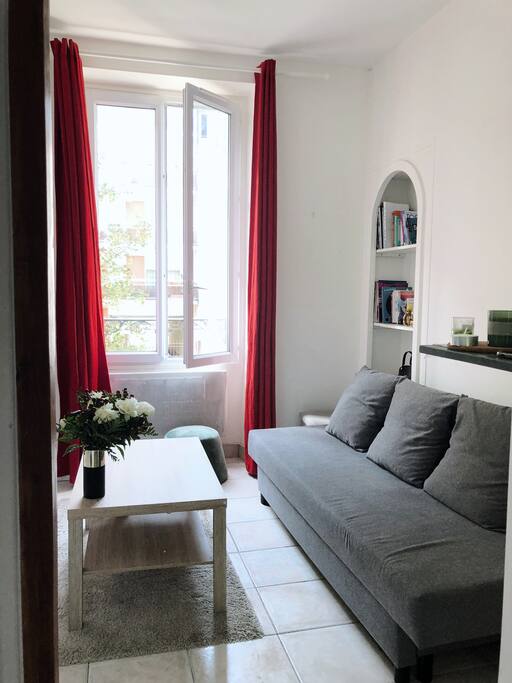 Salon cosy avec canapé clic clac
