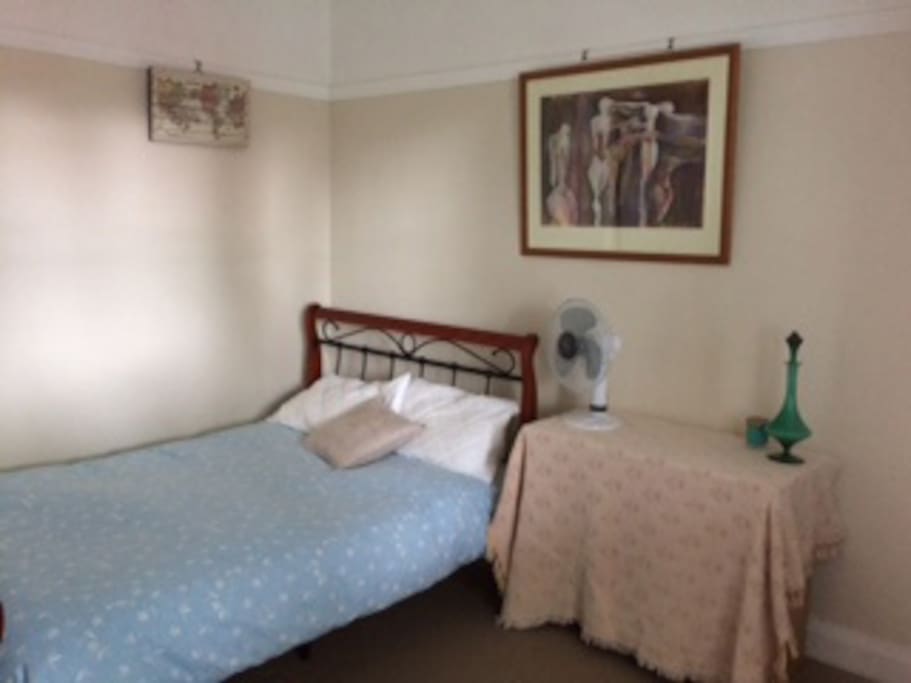 Cosy, private, Sydney short train trip away.
Lovely room with plenty of natural light. Double bed, good sized wardrobe, fan, desk.