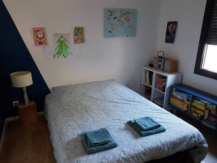 Numri 2/3: Dhomë gjumi  me 160 klikim (shtroja bultex) që mund të akomodojë 2 të rritur