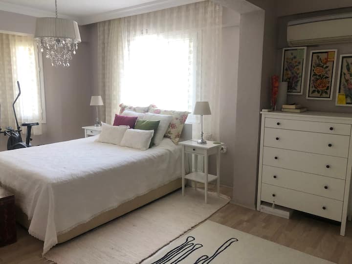 房子二楼设有带卫生间的房间。客房内有空调