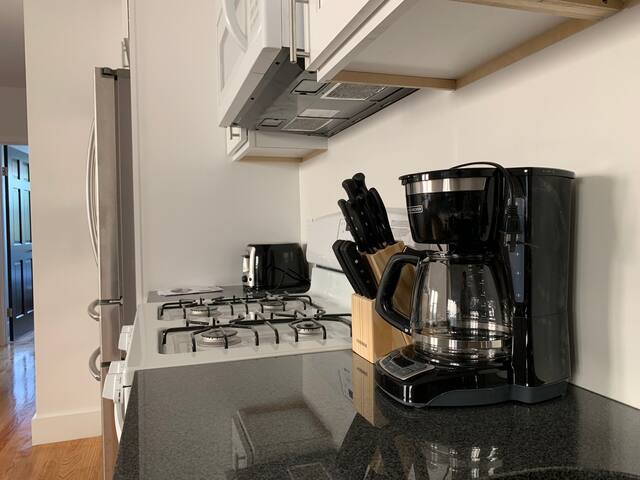 New 9 Bed 4 Full Bath 3000 SF Spacious Apartment gallery image 2