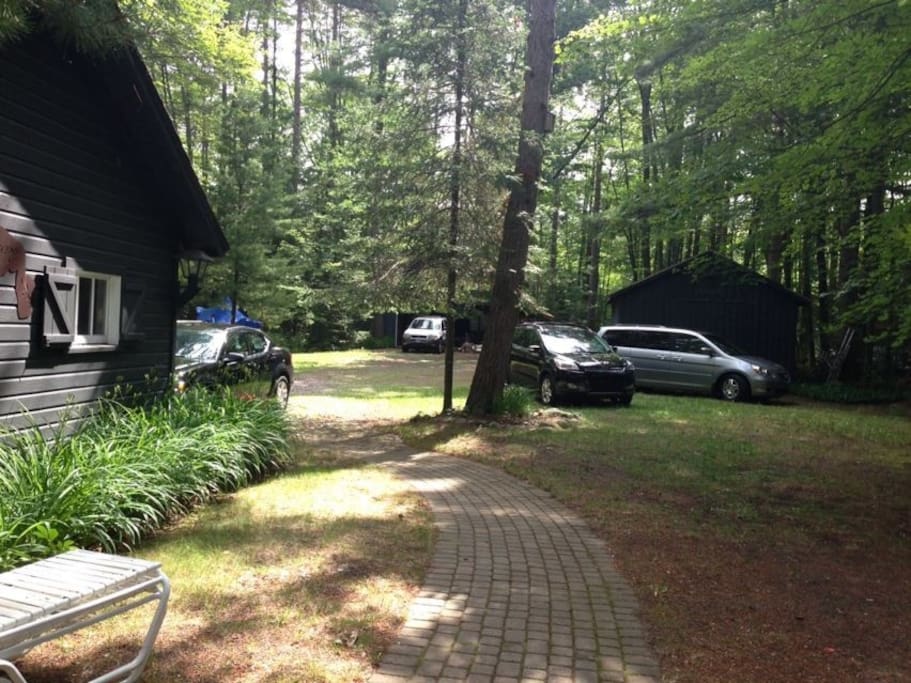 Private drive, garages and parking